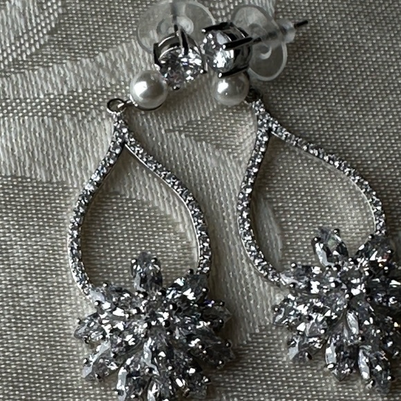 Sophisticated Silver Crystal Earrings Dangle Drop Prong Set Wedding PAGENT 4134 - Picture 8 of 11